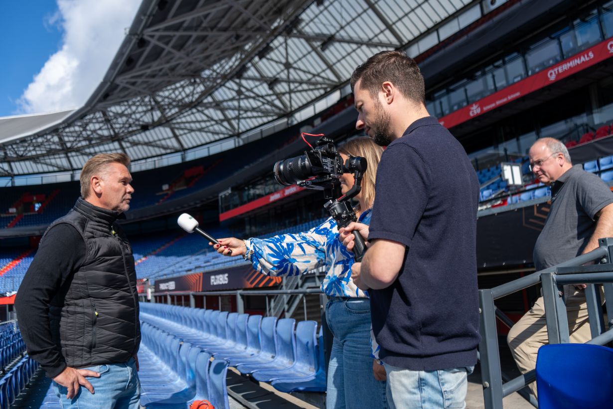 Interview op locatie in een leeg voetbalstadion