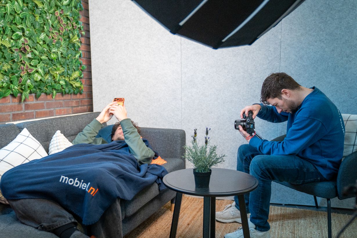 Content shoot in de lounge-hoek van de studio