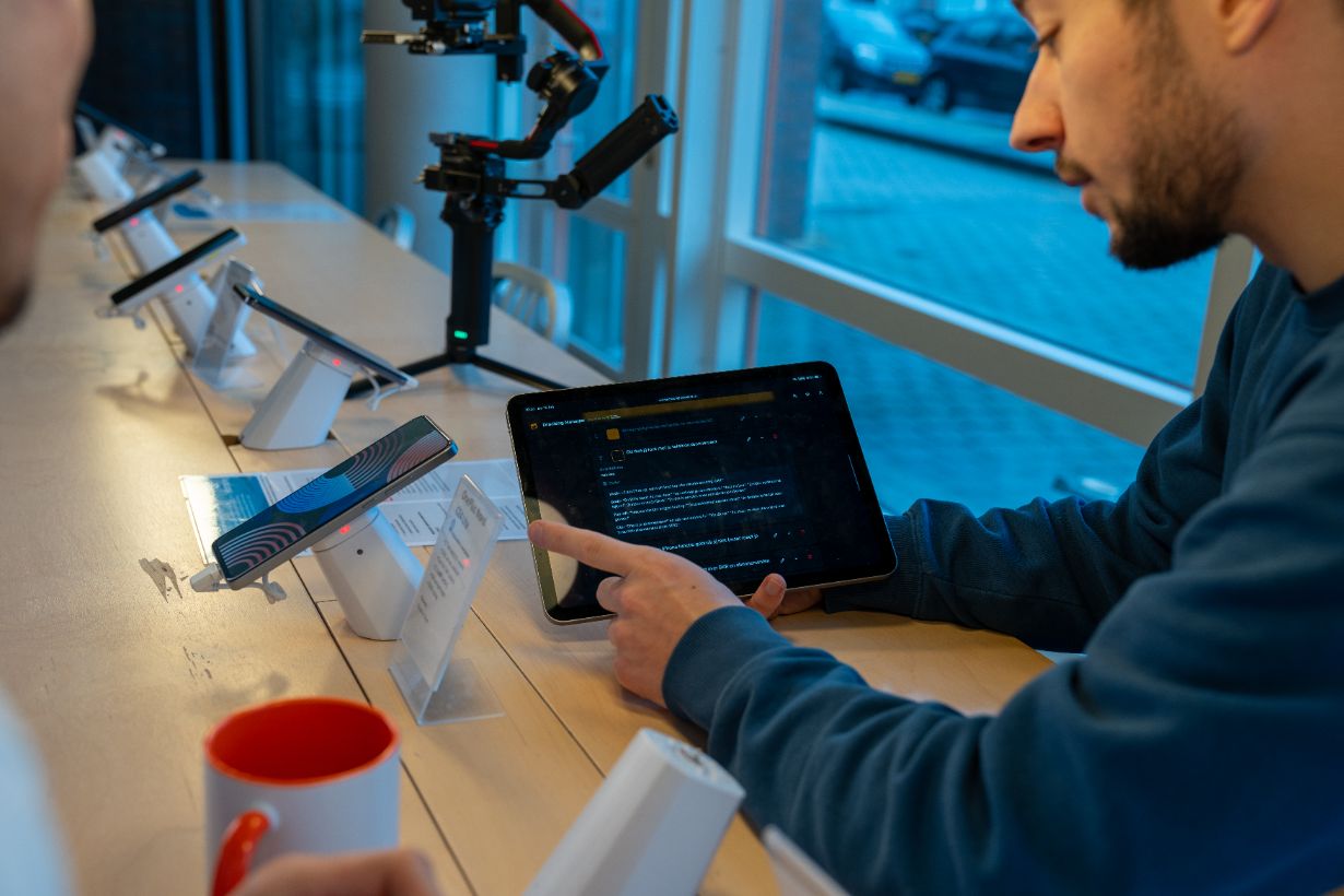 Editor reviewt content op tablet tijdens shoot