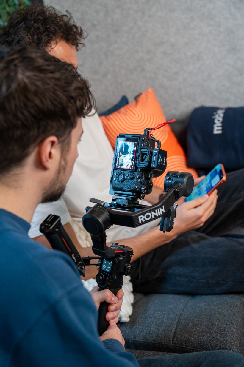 Cameraman met Ronin gimbal filmt smartphone content
